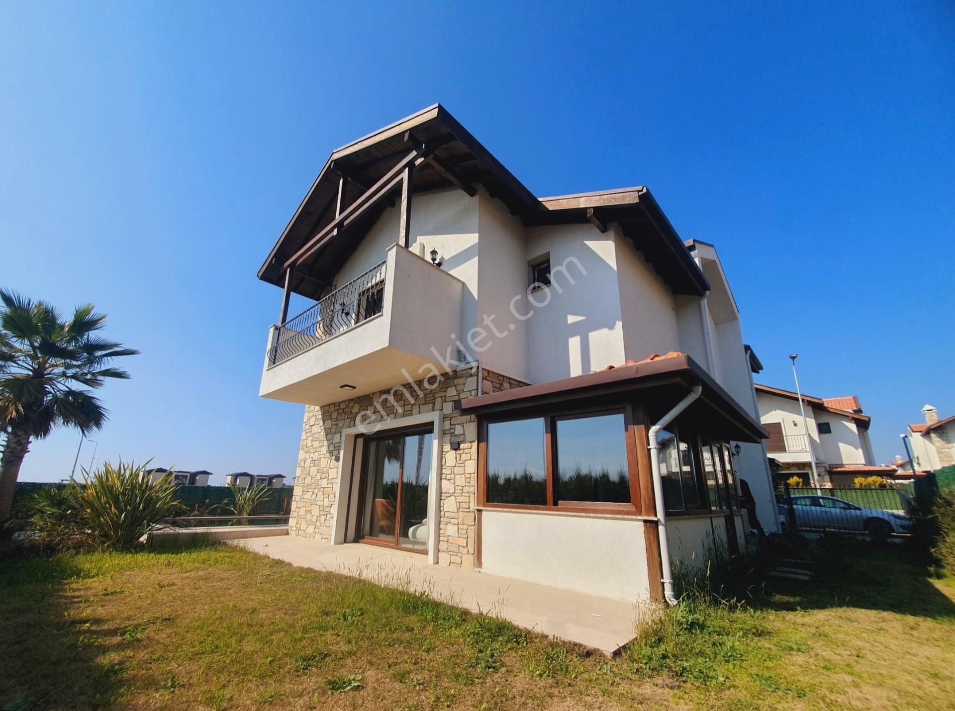 Kuşadası'nda Satılık Müstakil Havuzlu Otoparklı Sıfır Yapı Villa - Görsel 3