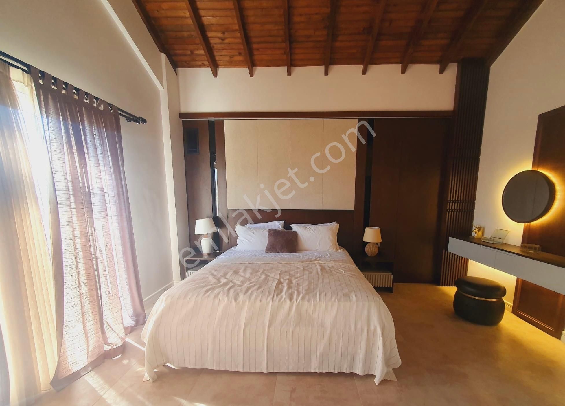 Kuşadası'nda Satılık Müstakil Havuzlu Otoparklı Sıfır Yapı Villa - Görsel 16