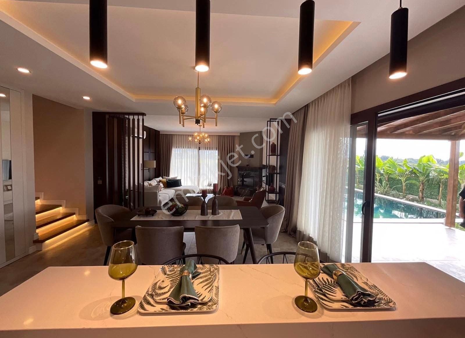 Kuşadası'nda Satılık Müstakil Havuzlu Otoparklı Sıfır Yapı Villa - Görsel 10