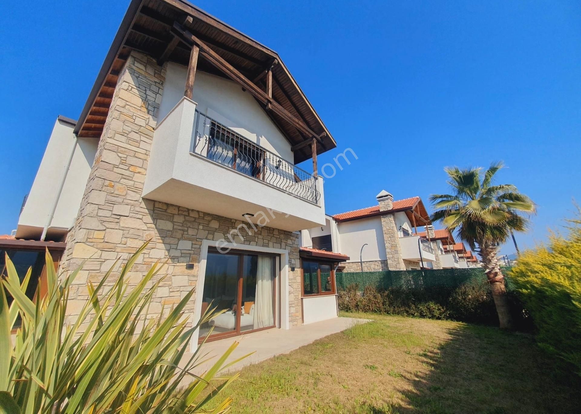 Kuşadası'nda Satılık Müstakil Havuzlu Otoparklı Sıfır Yapı Villa - Görsel 4