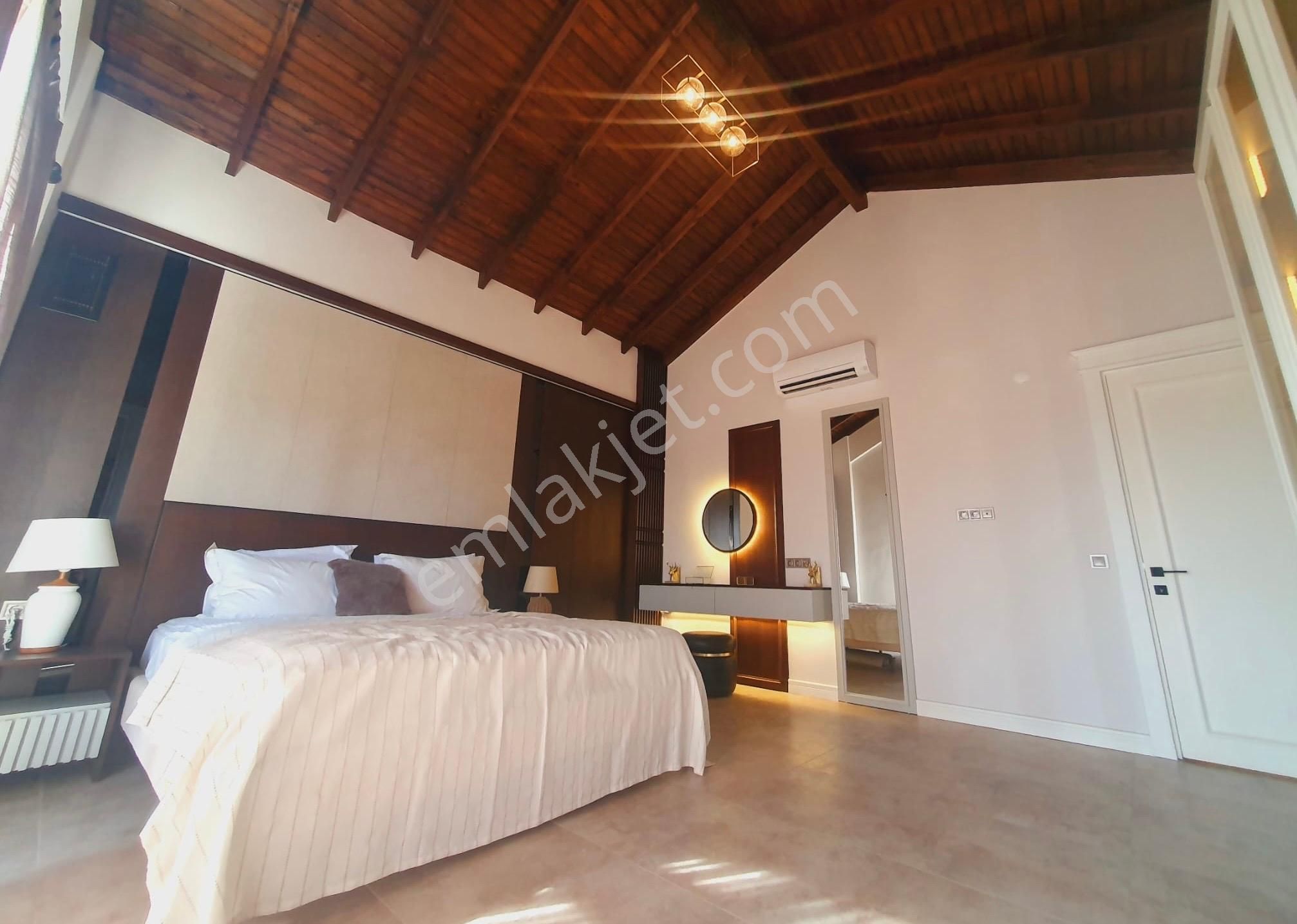 Kuşadası'nda Satılık Müstakil Havuzlu Otoparklı Sıfır Yapı Villa - Görsel 14