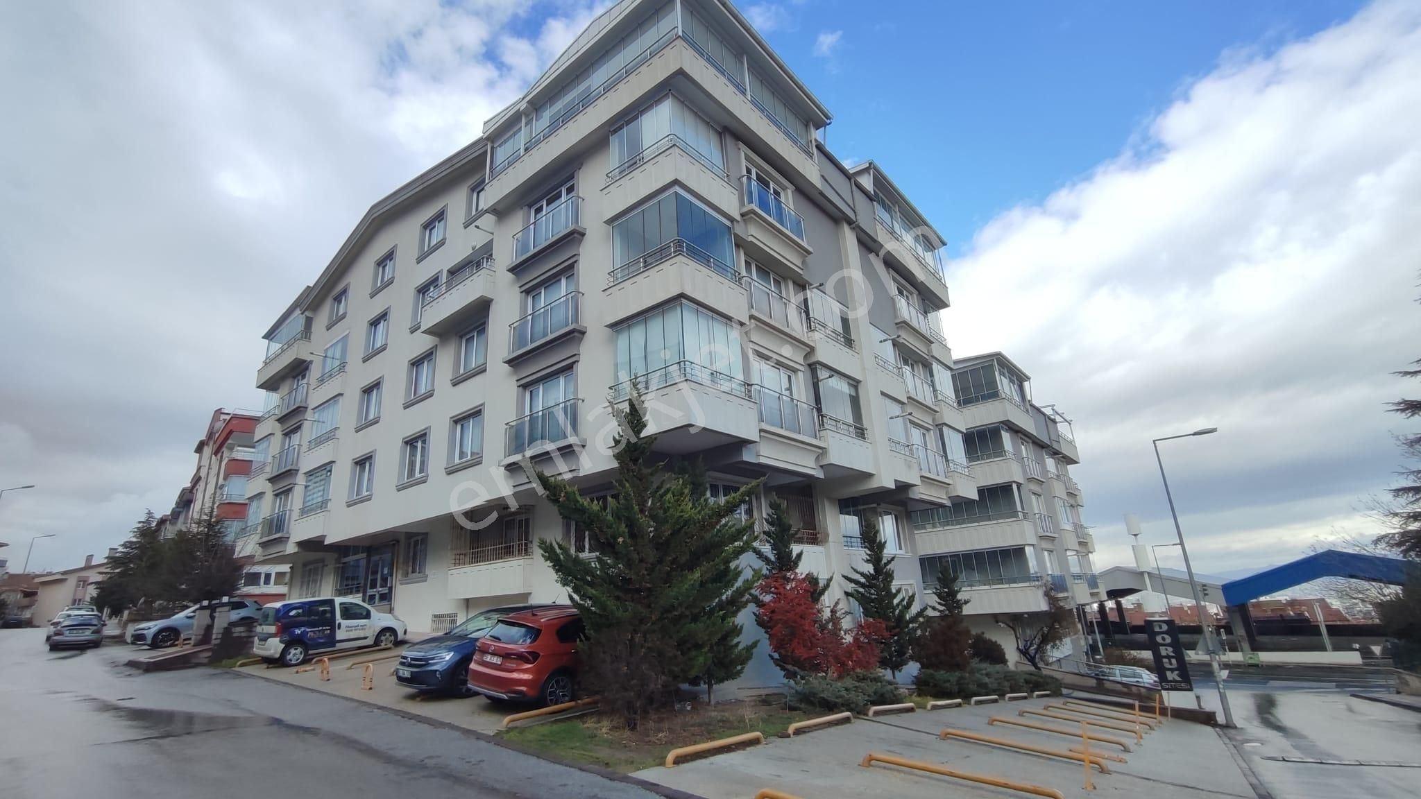 Atanora Vadiden Dikmen Cadde Üzeri Möbleli Kombili Balkonlu Giriş 1+1