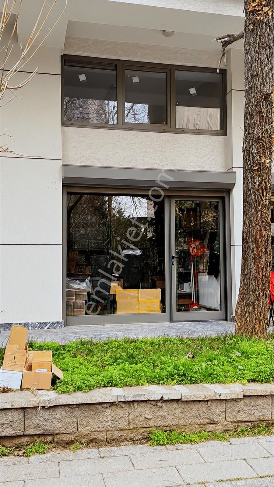 Göztepe Merkezde, 24 M² + 8 M² Ön Kullanımlı Dükkan, Yeni Binada - Görsel 2