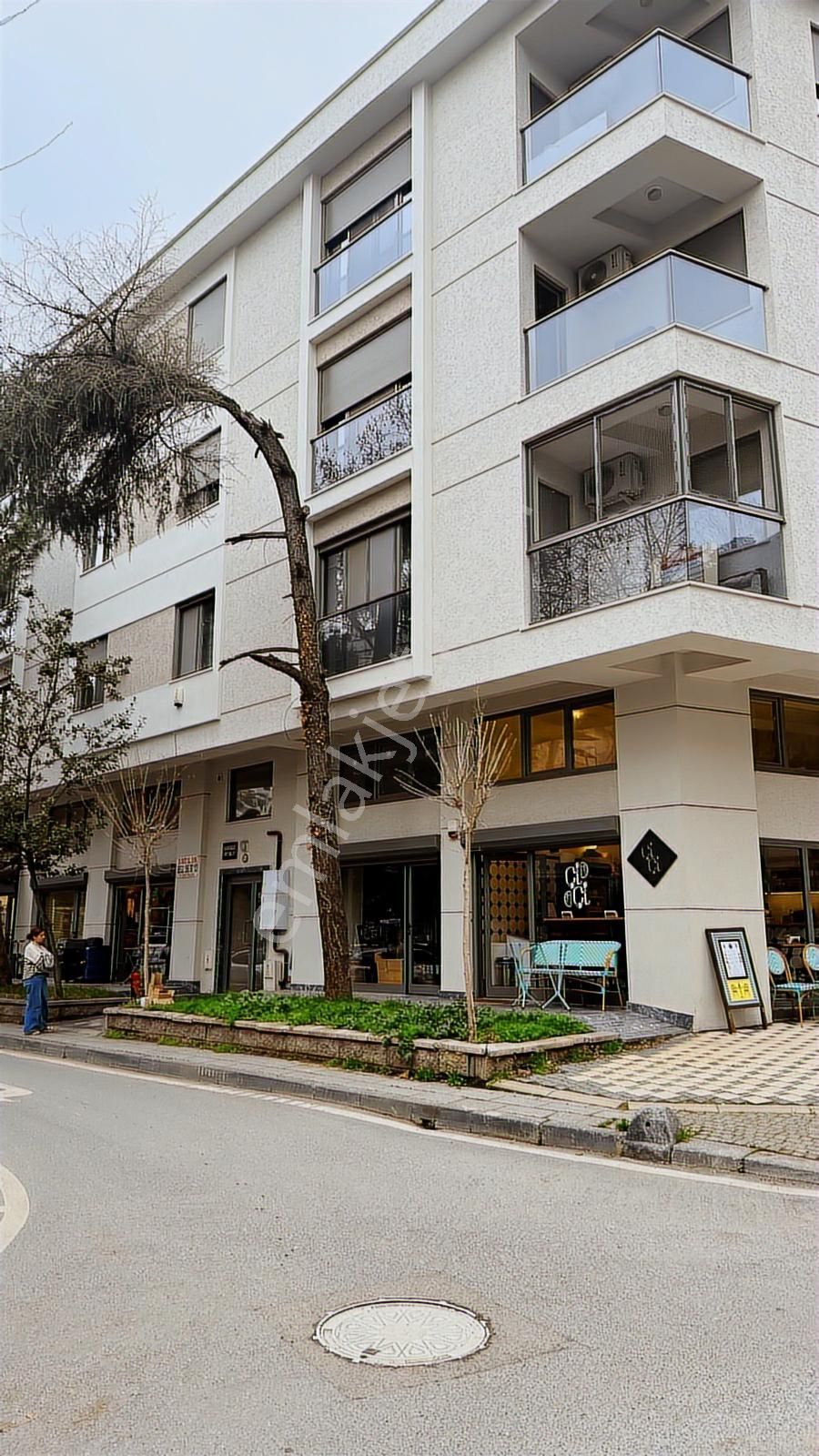 Göztepe Merkezde, 24 M² + 8 M² Ön Kullanımlı Dükkan, Yeni Binada