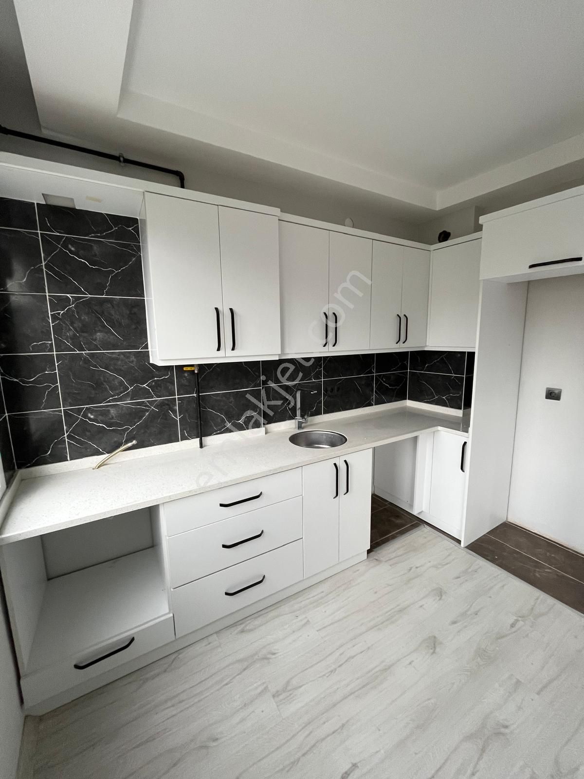 Söke Yenicami'de Yerden Isıtmalı, Ara Kat Sıfır 2+1 Daire