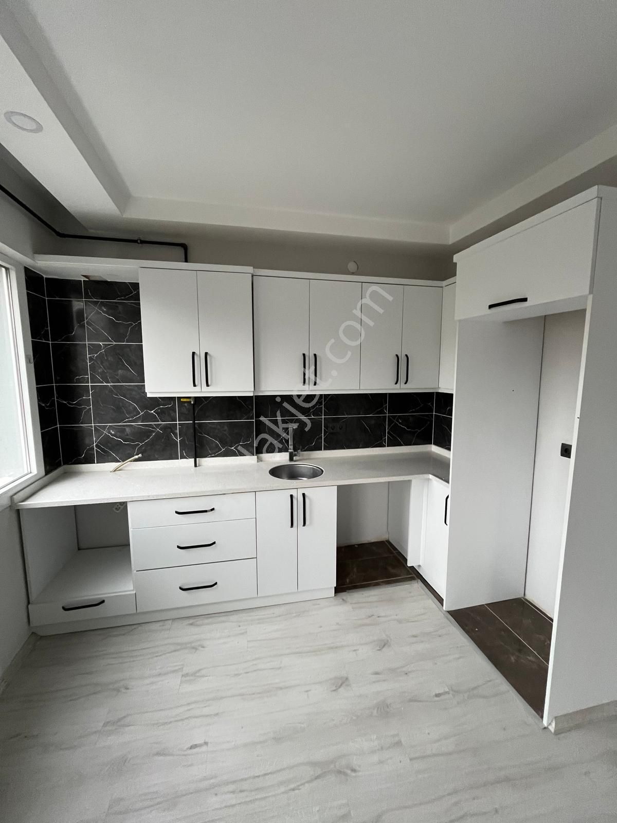 Söke Yenicami'de Yerden Isıtmalı, Ara Kat Sıfır 2+1 Daire - Görsel 15