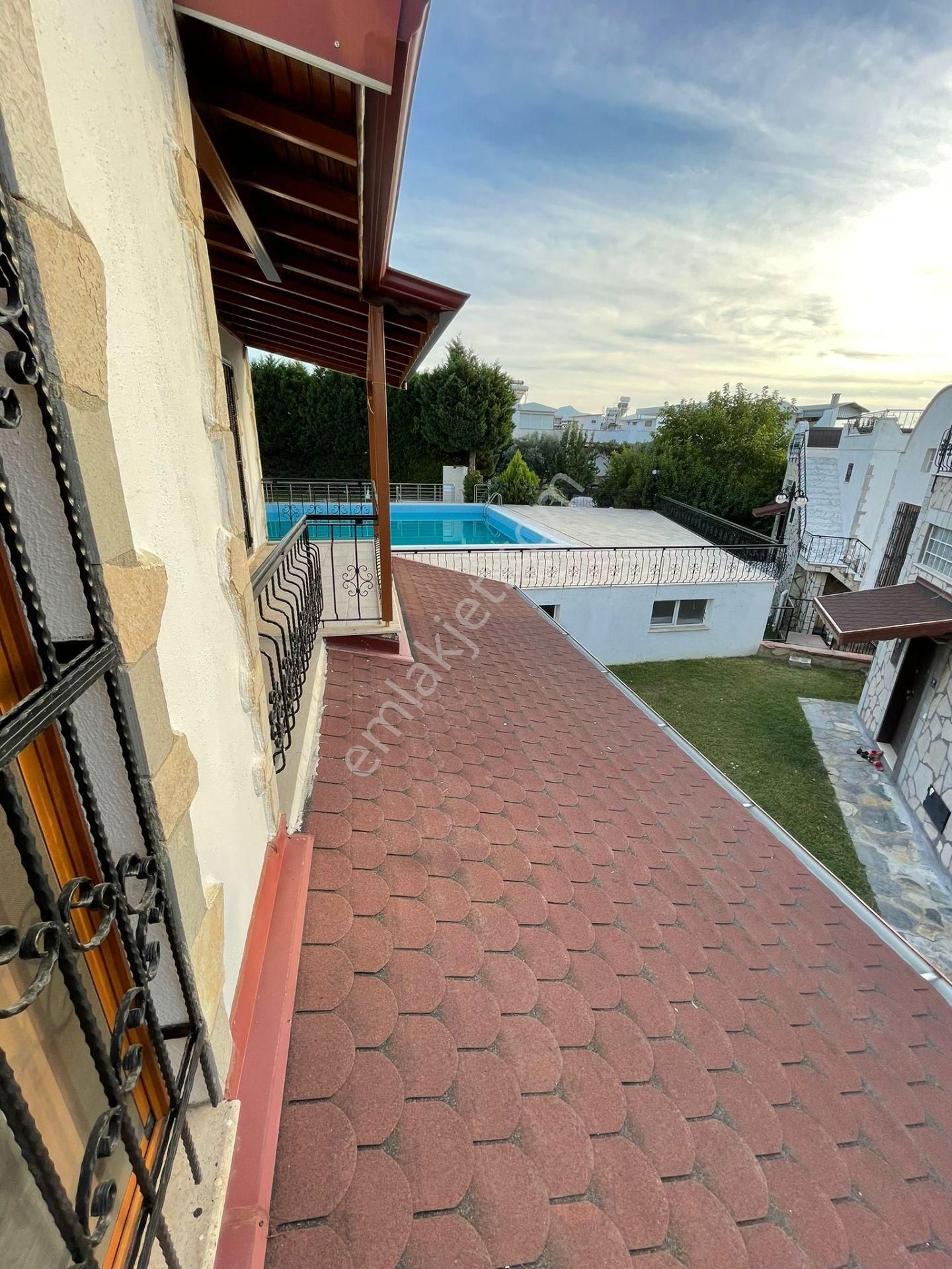 Kuşadası Sahilde,havuzlu Sitede, 3+1 Müstakil Villa - Görsel 24