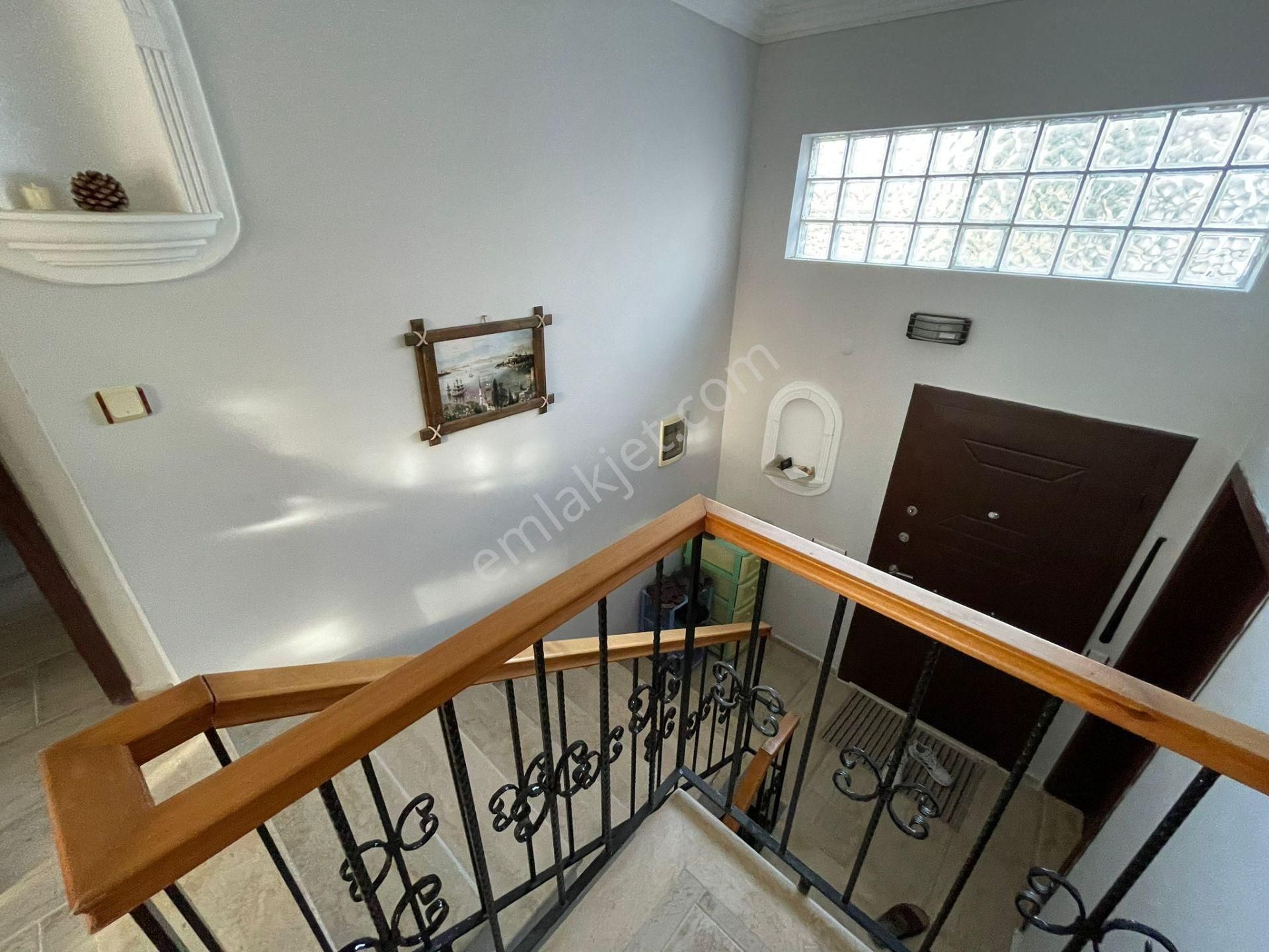 Kuşadası Sahilde,havuzlu Sitede, 3+1 Müstakil Villa - Görsel 11