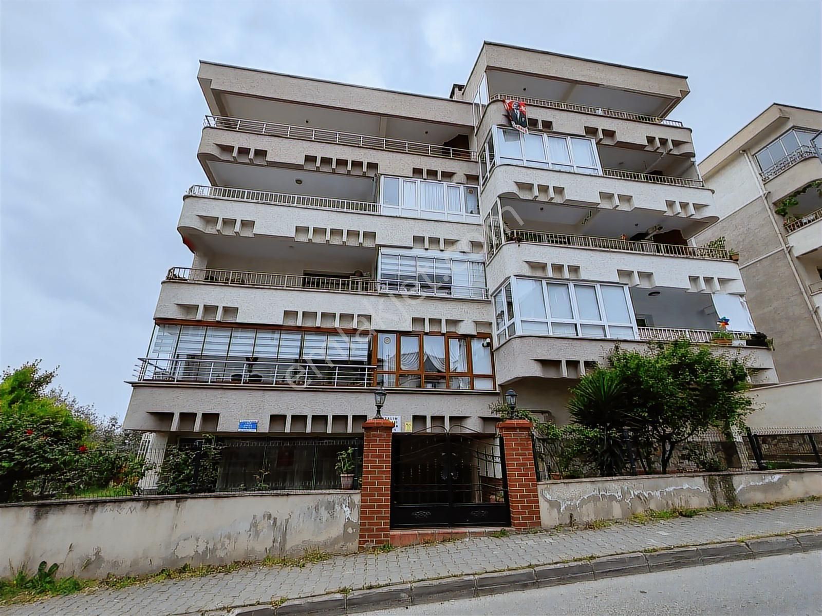 Güzelyalı Kat Mülkiyetli 3+1 130 M2 İçi Lüks Yapılı Harika Konum