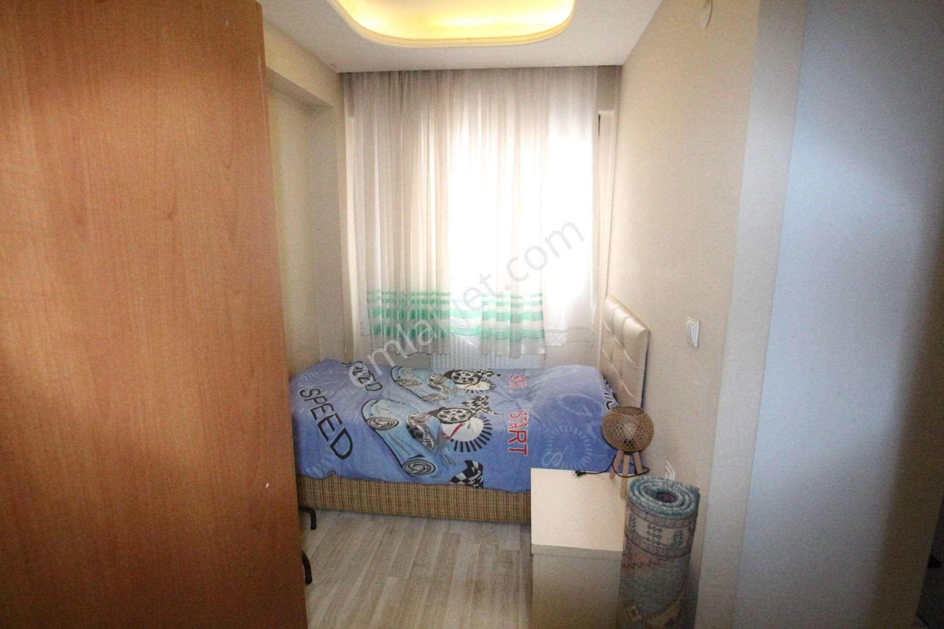 Arga'dan Buca Üçkuyular'da Eşyalı D.gazlı 1+1 Kiralık Daire .