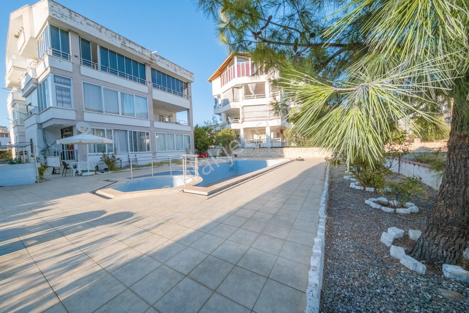 Akbük Merkezde Satılık Geniş 2+1 Havuzlu Daire