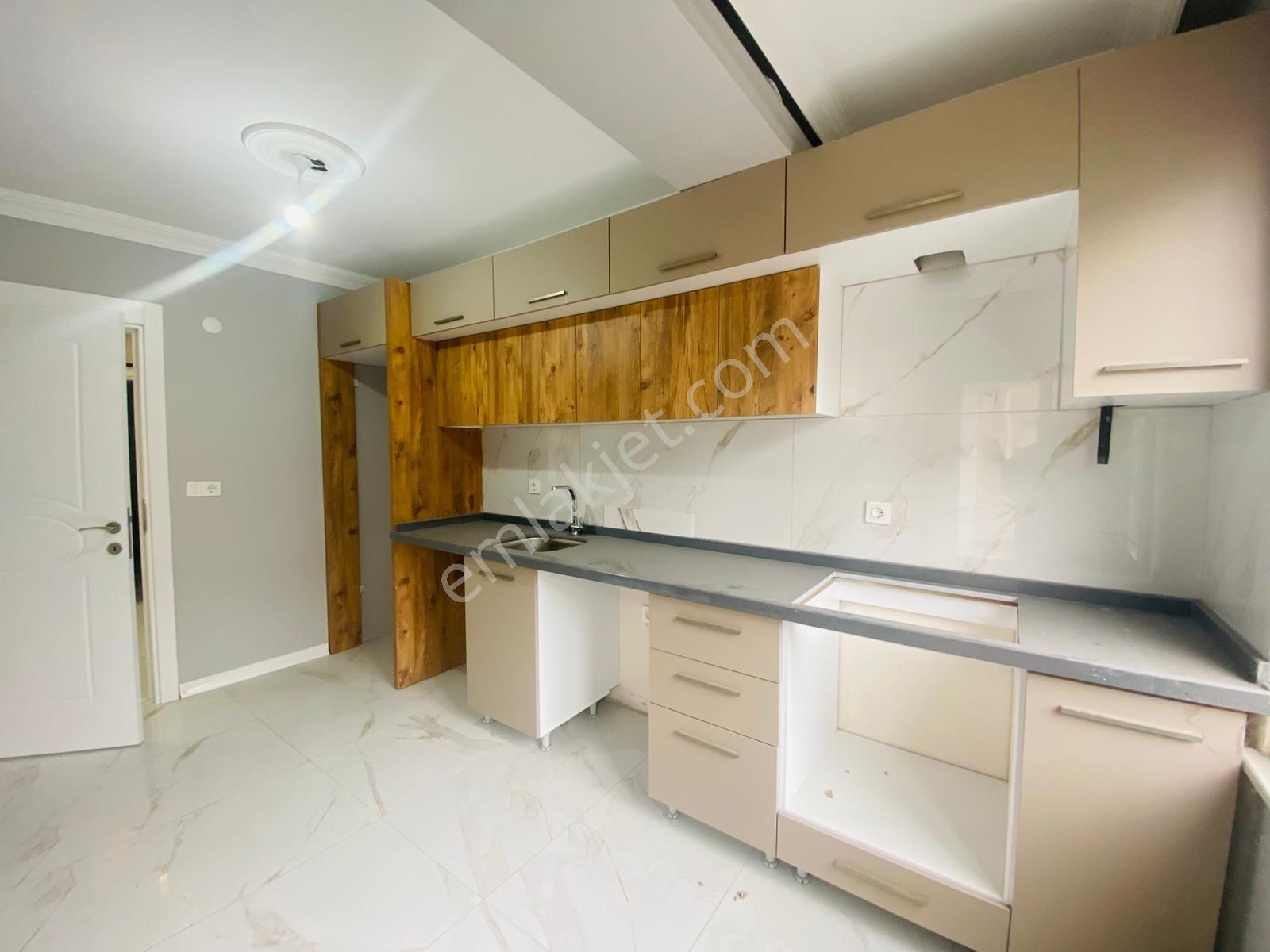 Güven'den Kapaklı'da Yerden Isıtmalı Caddeye Yakın Geniş 3+1 Ev - Görsel 8