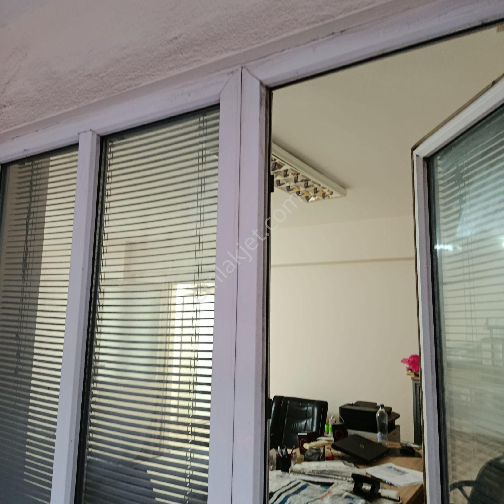 S.evler Merkezde Metrobuse 1dk.2+1 95m2 Kombili Mutfakli Wc'li 1.kat Ofis - Görsel 2