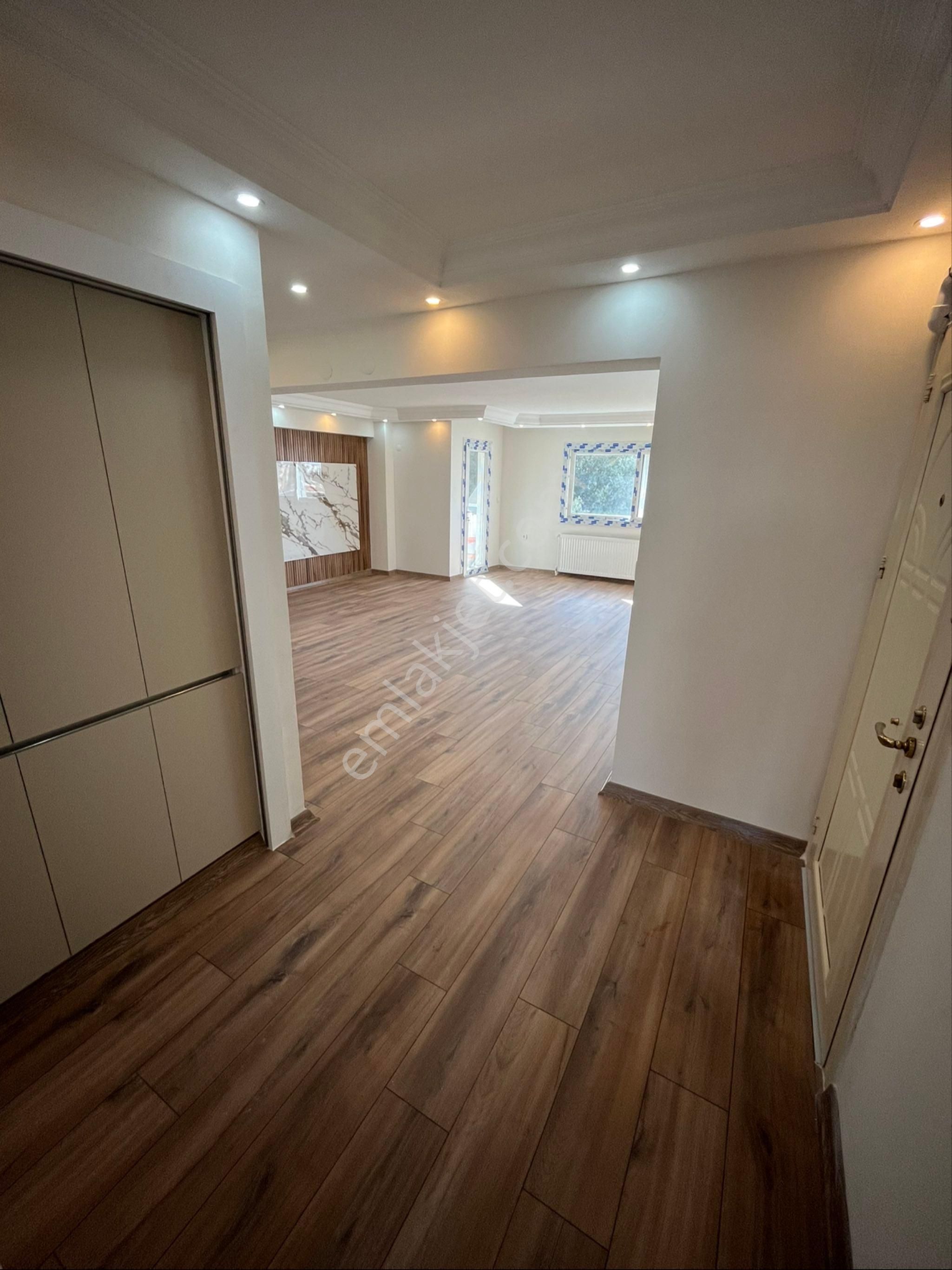 Ogün'den Güzelyalı Merkezde Asansörlü Otoparklı Arakat Genç Binada Satılık Daire - Görsel 5