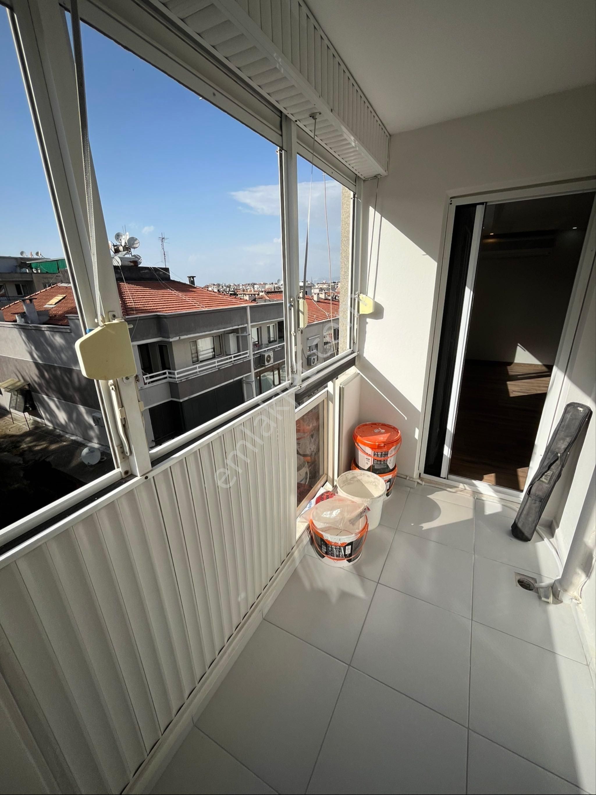 Ogün'den Güzelyalı Merkezde Asansörlü Otoparklı Arakat Genç Binada Satılık Daire - Görsel 11