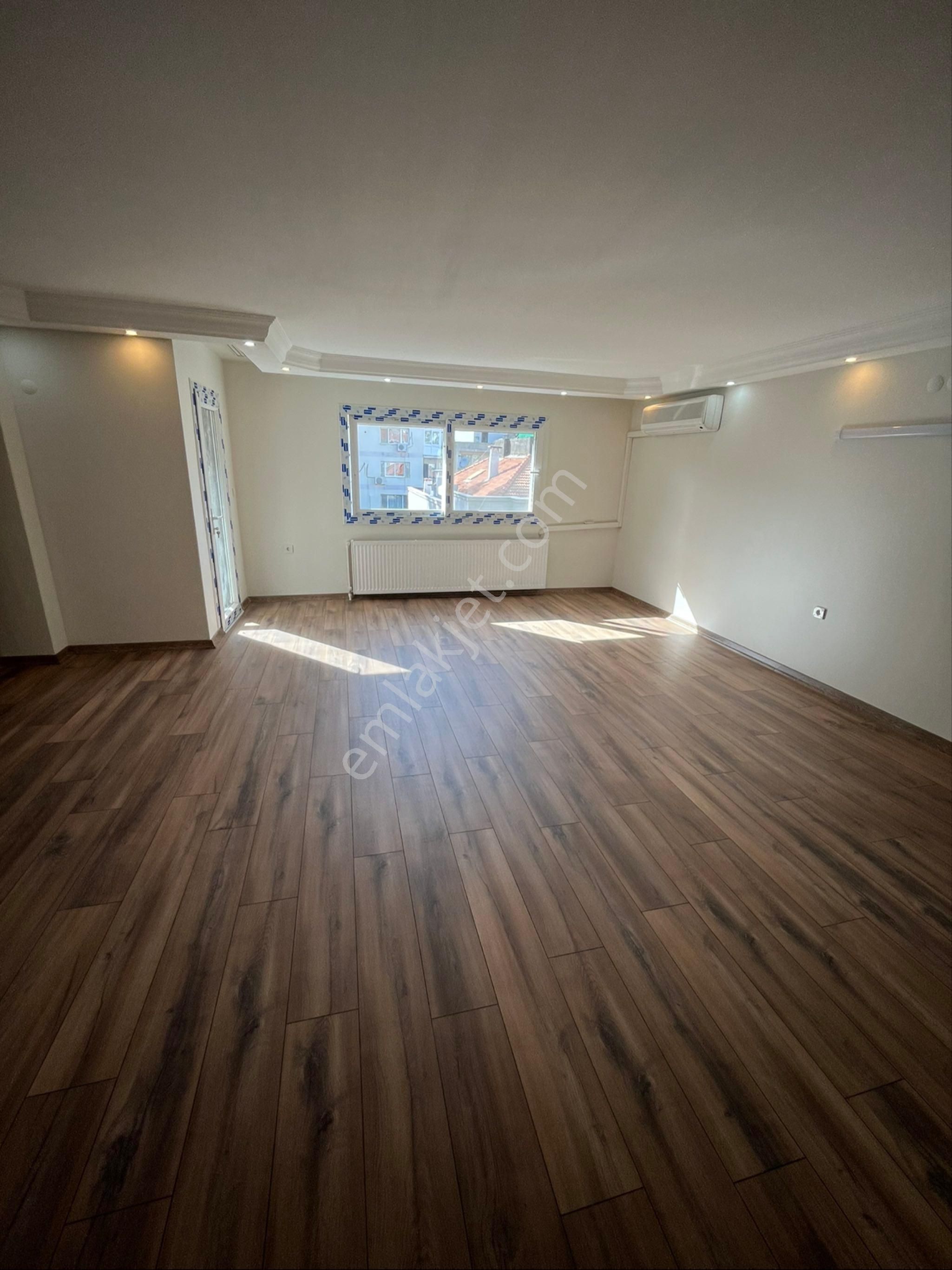 Ogün'den Güzelyalı Merkezde Asansörlü Otoparklı Arakat Genç Binada Satılık Daire