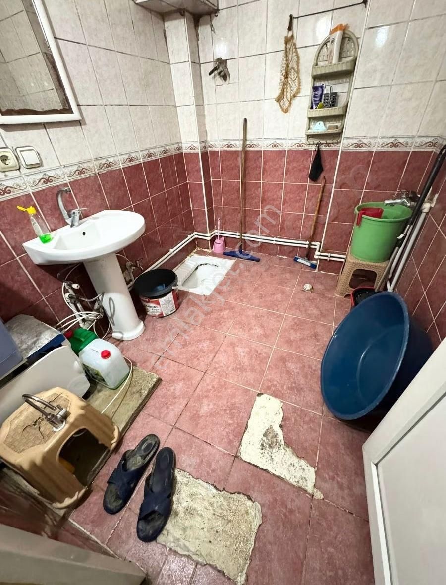 Gazi Mah Kıbrıs Caddesi Üzeri Hisseli Yüksek Giriş 2+1 85m²