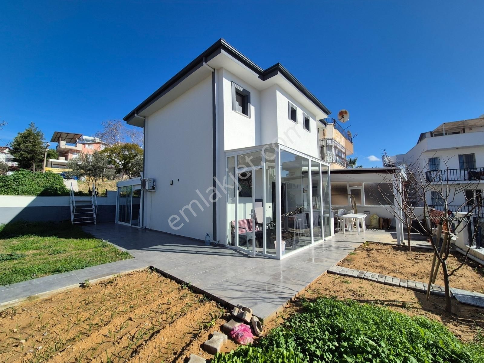 Kuşadası Hacıfeyzullah Mahallesi'nde 1+1 Bahçeli Dubleks Villa