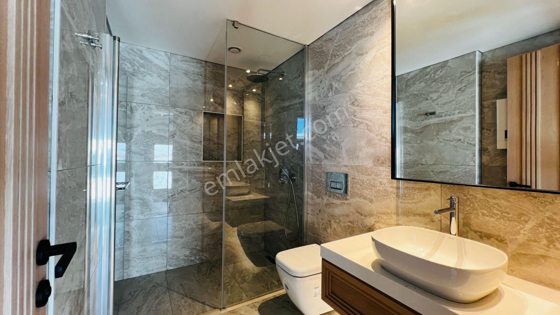 Kemer Merkezde Satılık Tripleks Lüks Müstakil Villa - Görsel 20