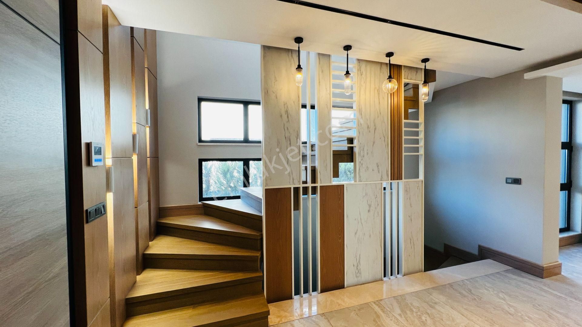 Kemer Merkezde Satılık Tripleks Lüks Müstakil Villa - Görsel 24