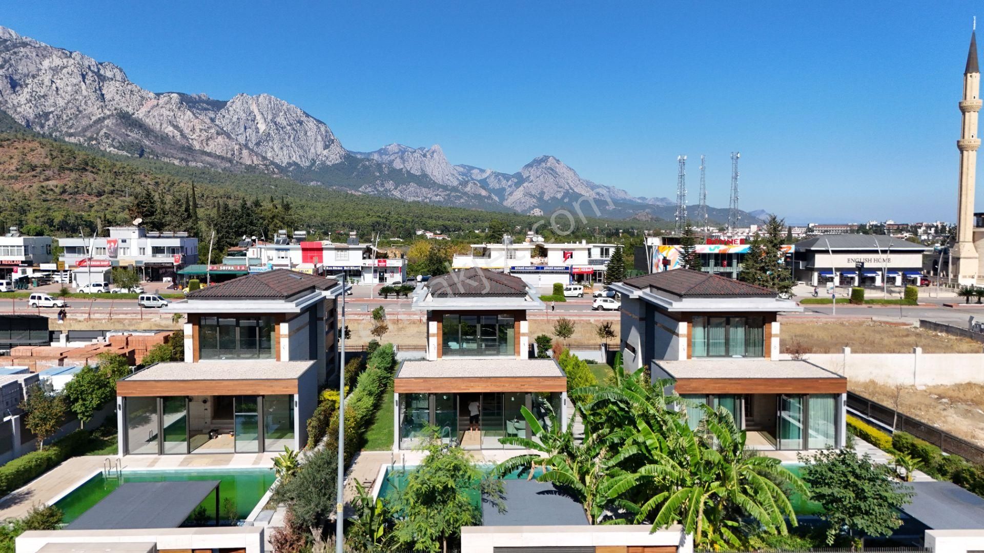 Kemer Merkezde Satılık Tripleks Lüks Müstakil Villa - Görsel 3
