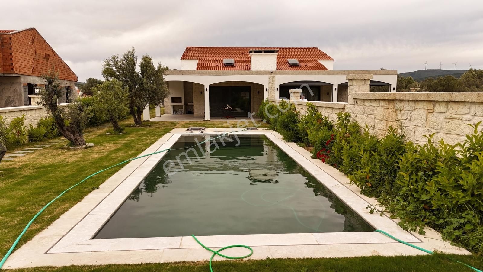 Uzunkuyu'nun Kalbinde, Havuzlu, Müştemilatlı Satılık Lüks Villa