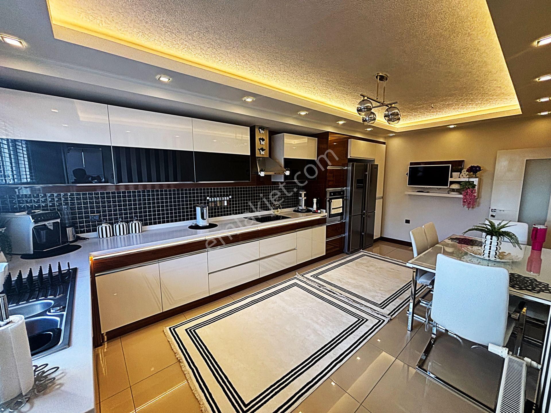 Full Donanımlı Elit Ve Prestijli Site İçi Arakat 3+1