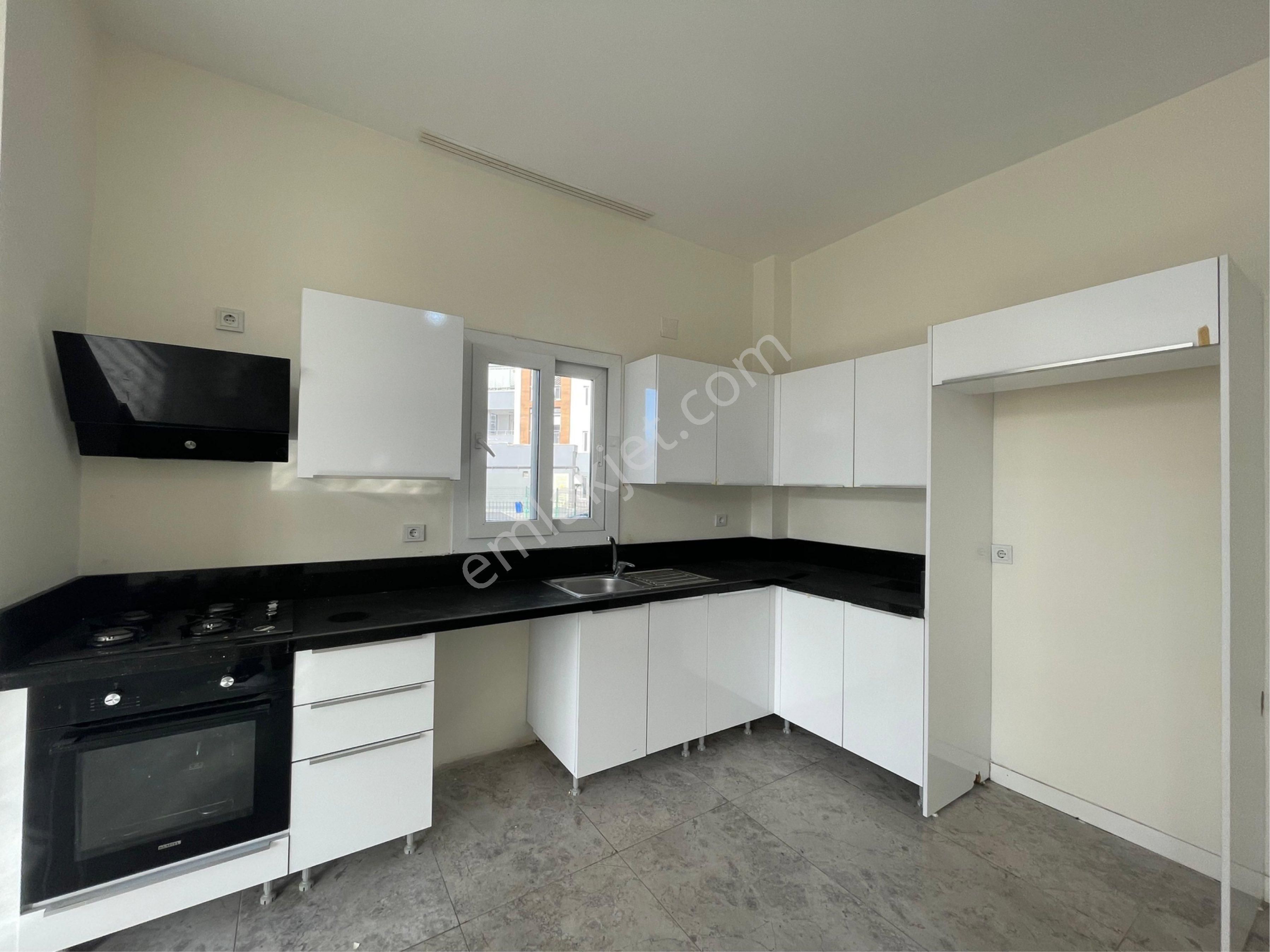 Türkmenbaşı Bulvarına Yakın Havuzlu Parkeli Geniş 3+1 Fırsat Daire