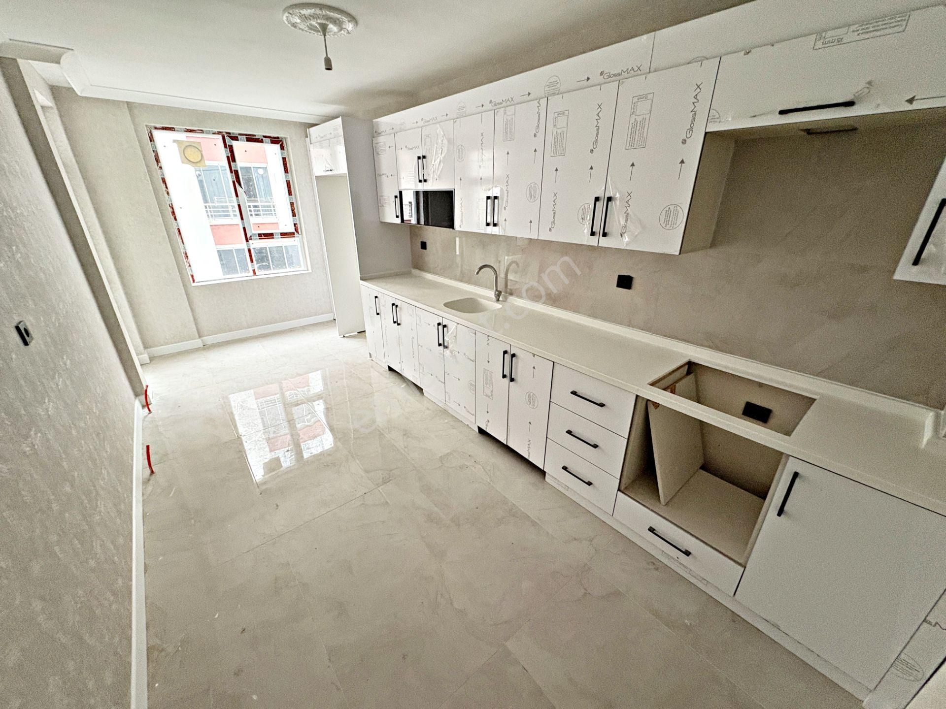 3+1 3.kat Ayvalı Merkezde Sıfır Geniş Oturum E.banyo Asansör - Görsel 2