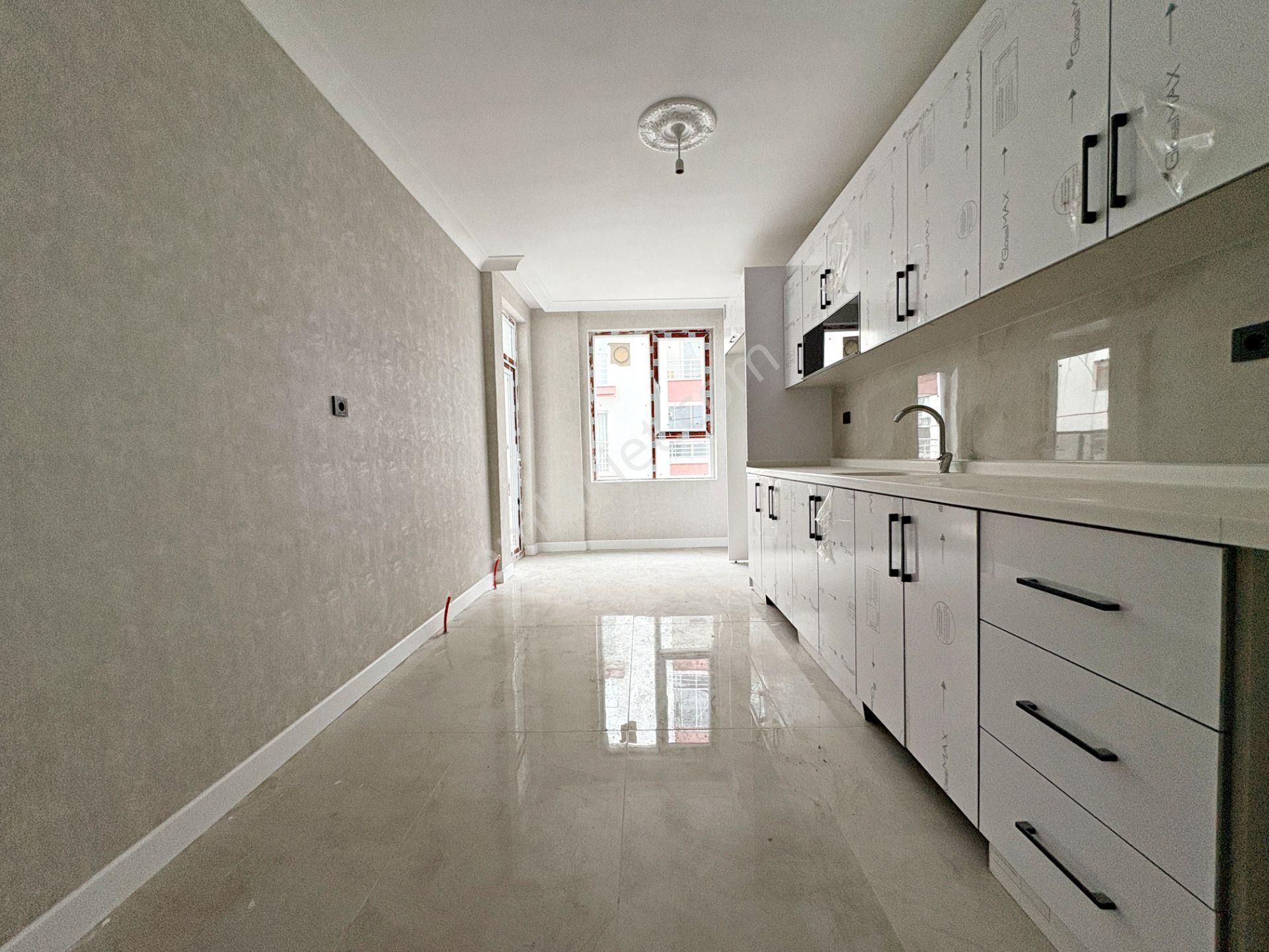 3+1 3.kat Ayvalı Merkezde Sıfır Geniş Oturum E.banyo Asansör - Görsel 3