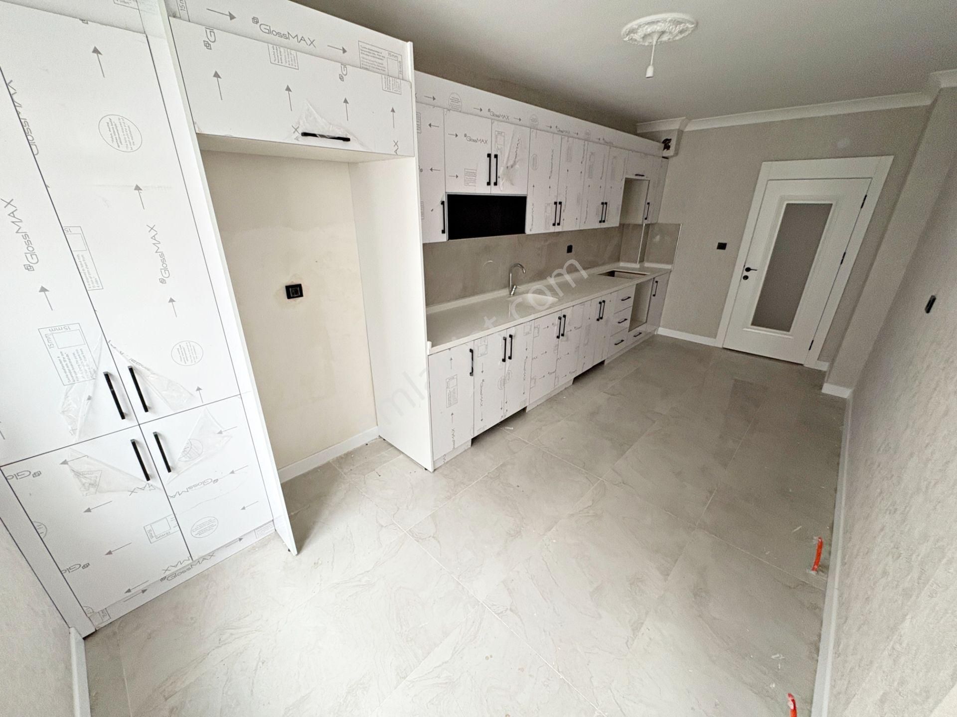 3+1 3.kat Ayvalı Merkezde Sıfır Geniş Oturum E.banyo Asansör - Görsel 8