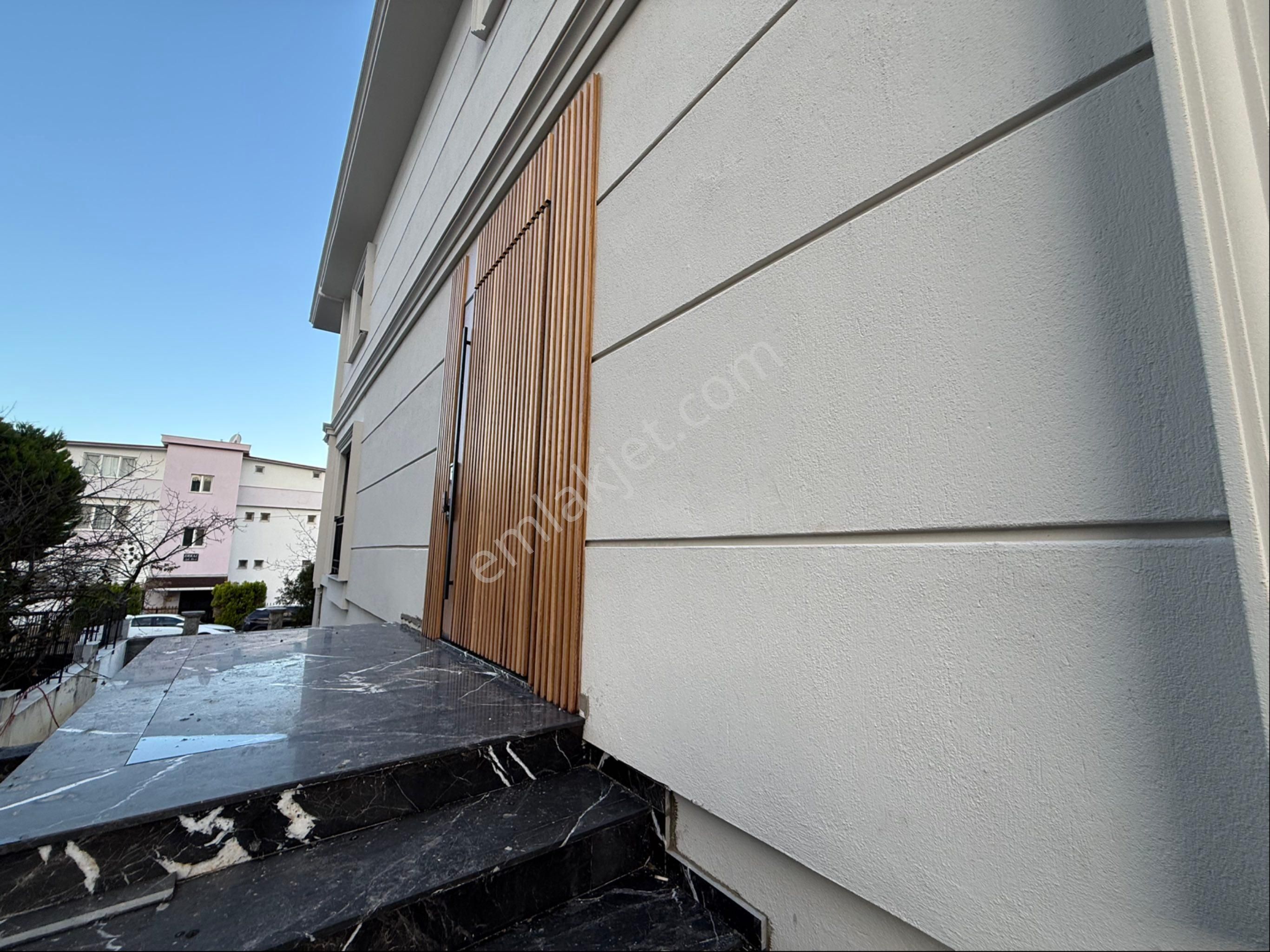 Yalı Mahallesinde Satılık 4+1 Tripleks Villa