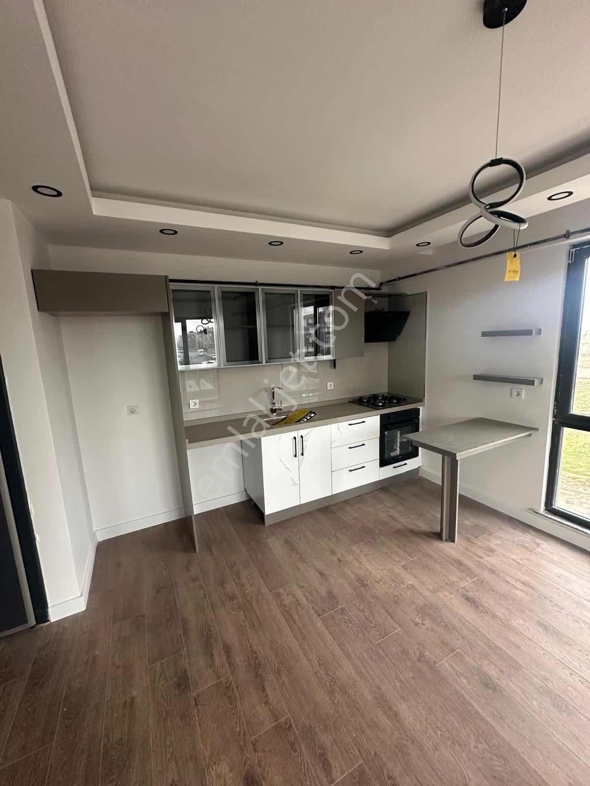 Hürriyet Mahallesin De Havuz Cephe Satılık 1+1 Daire - Görsel 11