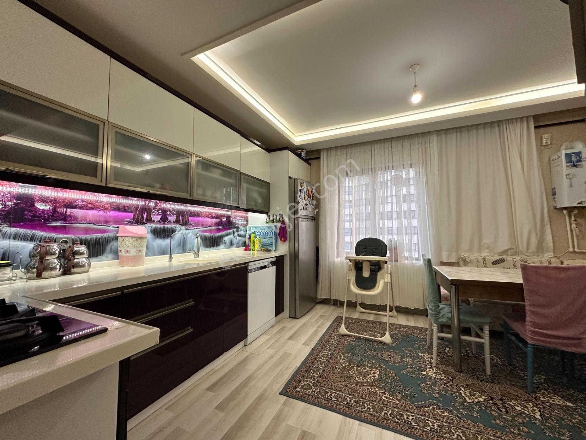 Nam-ak Emlak'tan Çift Banyolu Güney Cephe 4+1 Site Dairesi