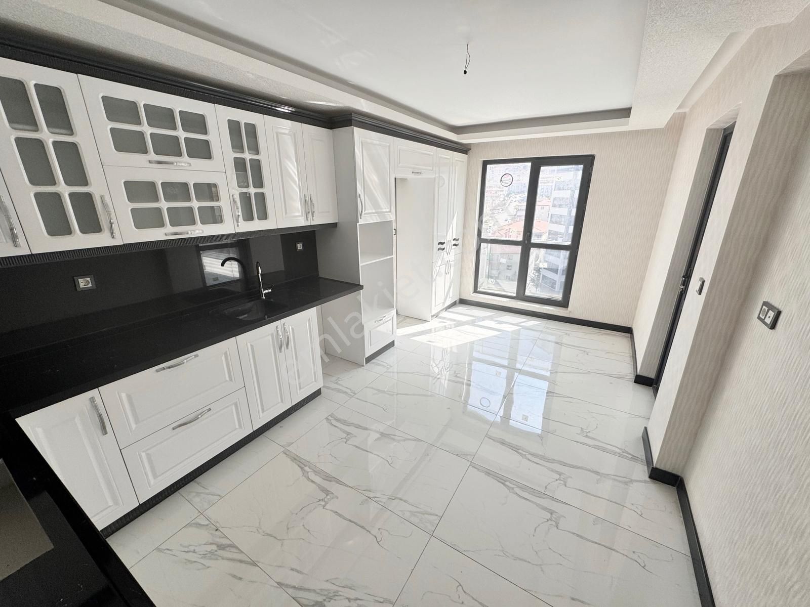 4+1 13.kat 2 Bloklu Site İçerisinde Cad. Üzeri Kapalı Otoparklı - Görsel 2