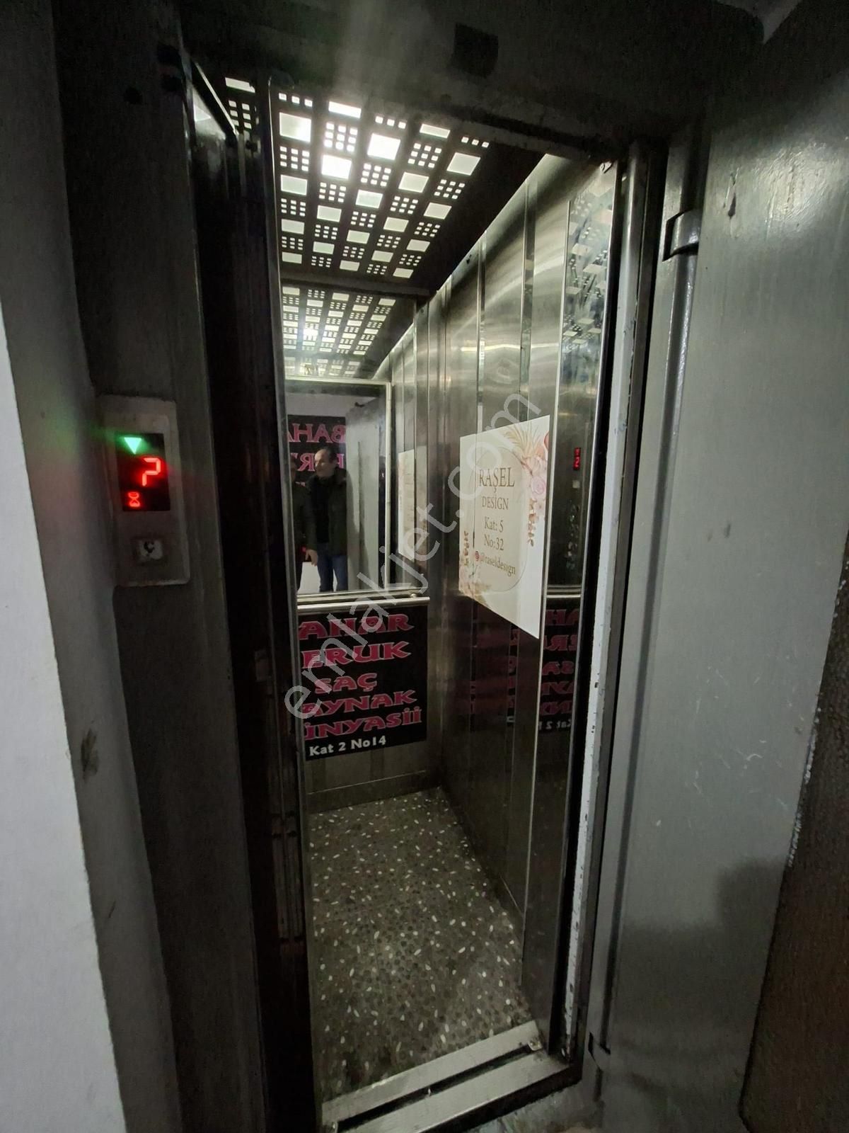Metro Ve Metrobüse Yakın Şirin Evler Meydanda Ofis Büro - Görsel 9