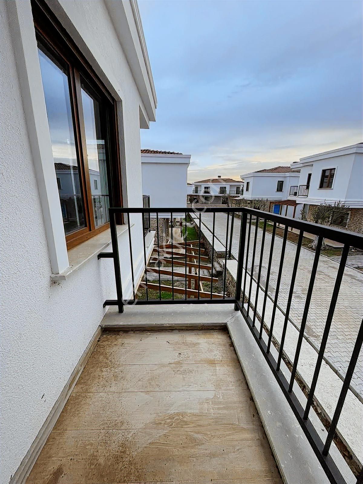 Modern Mimariyle Köşe Konforu 3+1 Havuzlu Villa - Görsel 3