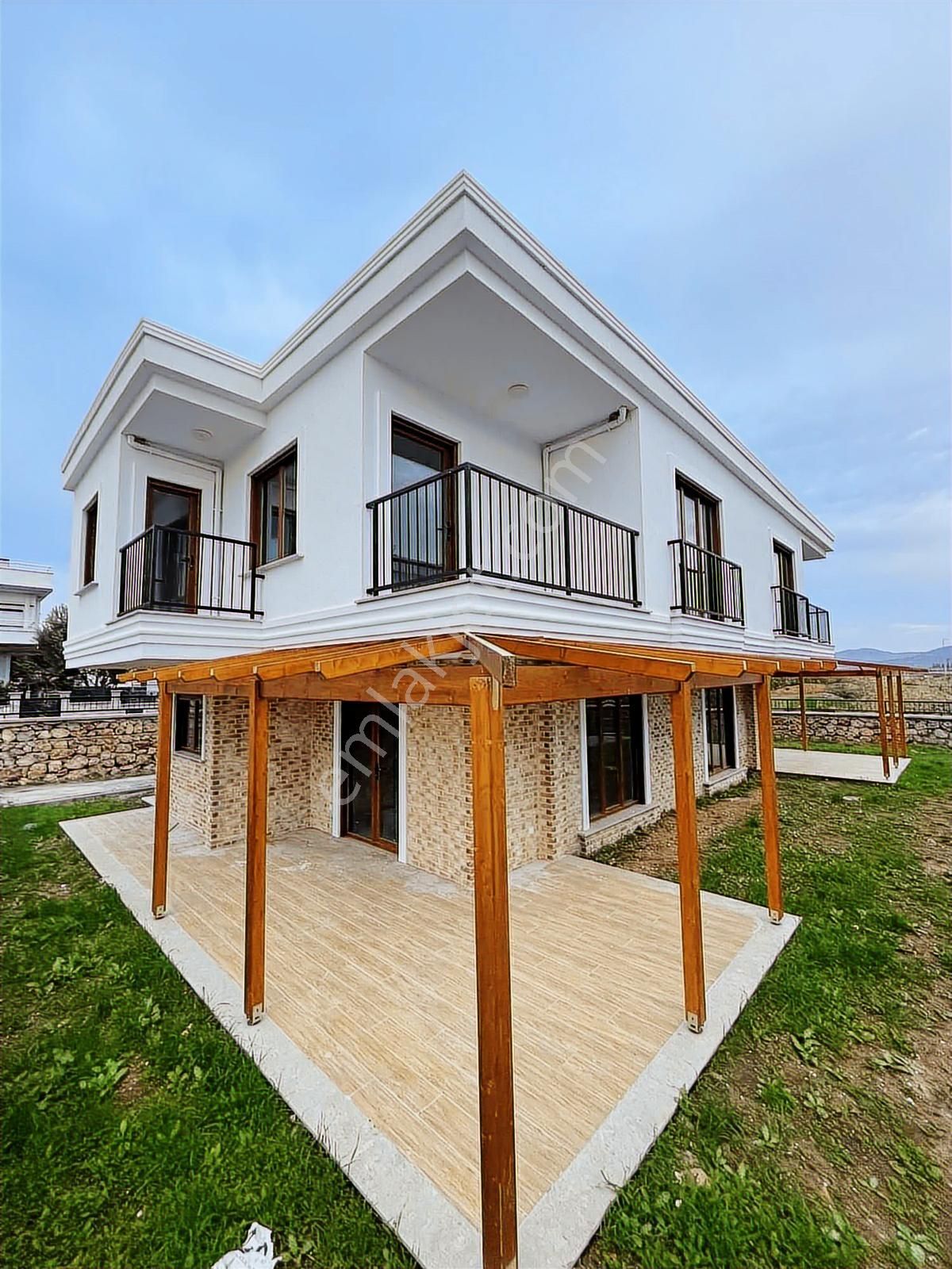Modern Mimariyle Köşe Konforu 3+1 Havuzlu Villa - Görsel 1