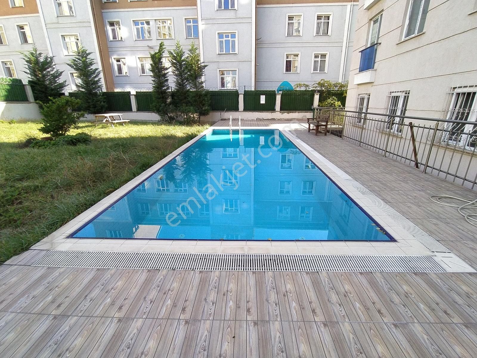 Şerifali'de Butik Sit. İçinde Havuzlu Bahçe Kullanımlı 4+1