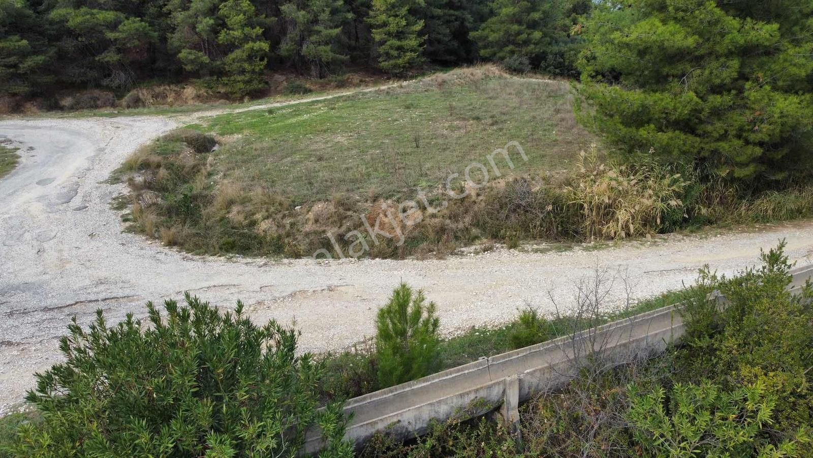 Yeşilkaramanda Köşe Yol Cephe 900 M2 Kulanımlı Arazi