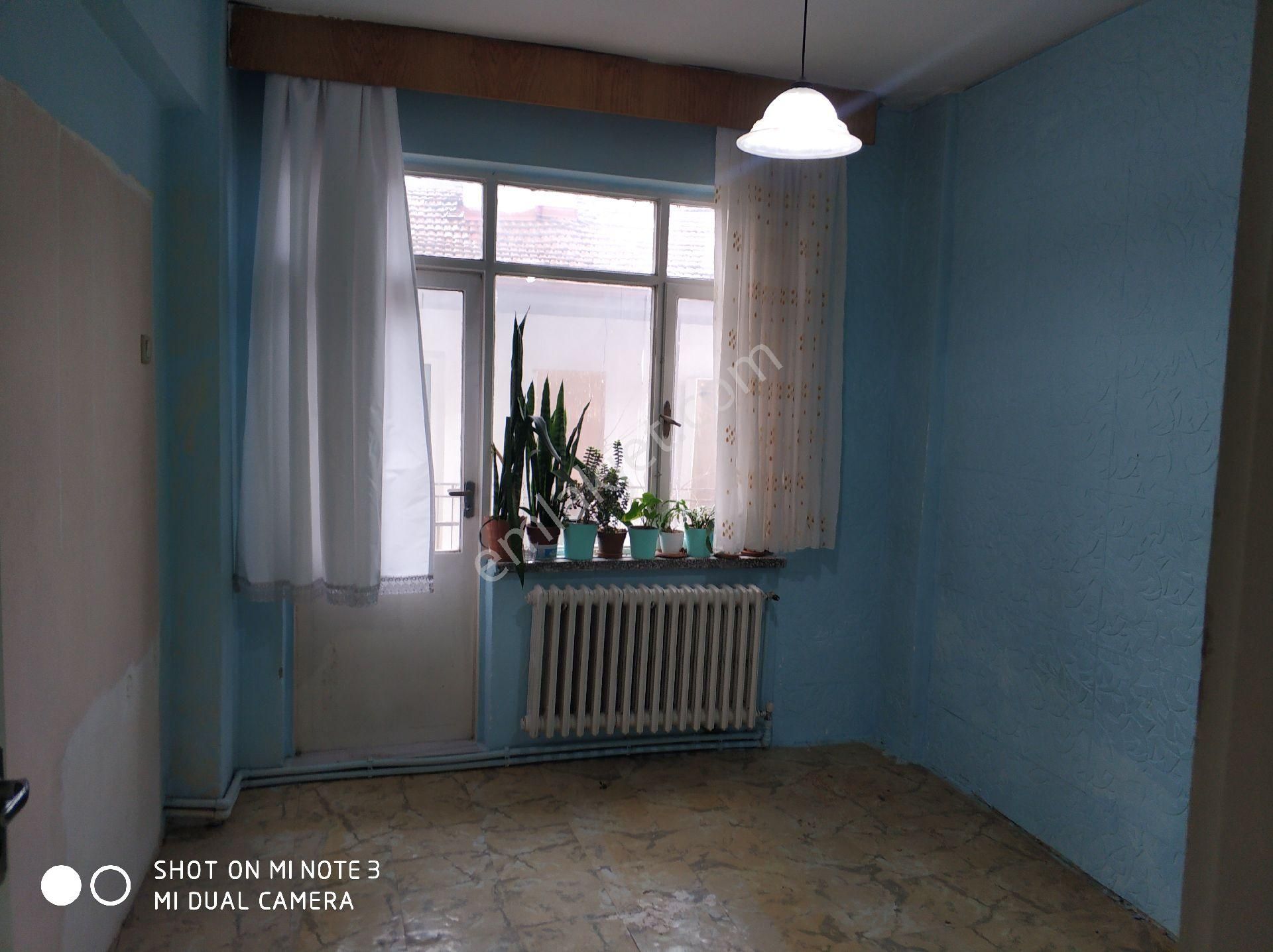 Kırım Caddesi Üstü Kiralık Ara Kat 3+1 Daire - Görsel 4