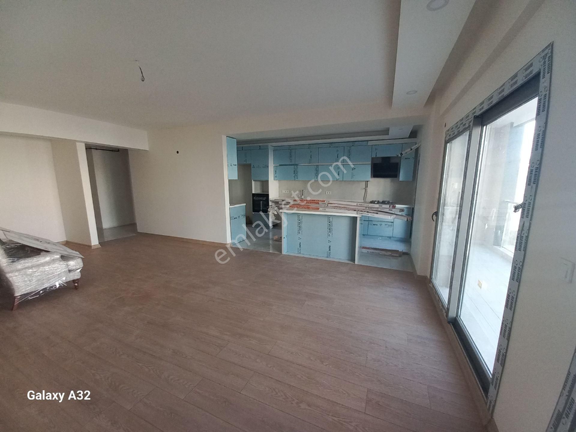 Karşıyaka Bostanlı Sahil Yürüme Mesafede Kısmen Deniz Manzaralı Satilik Dubleks 3+1 Daire