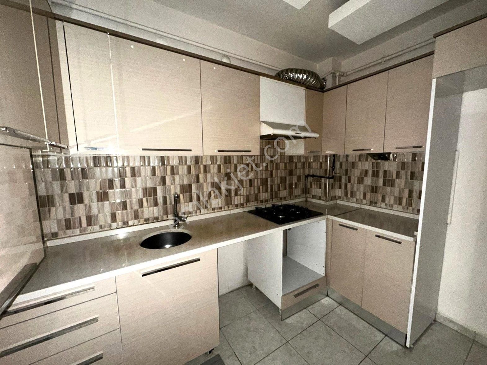 Recep Ümit'ten Şarhöyük Mahallesi Büyük Park Yakınında Kiralık 3+1 Daire