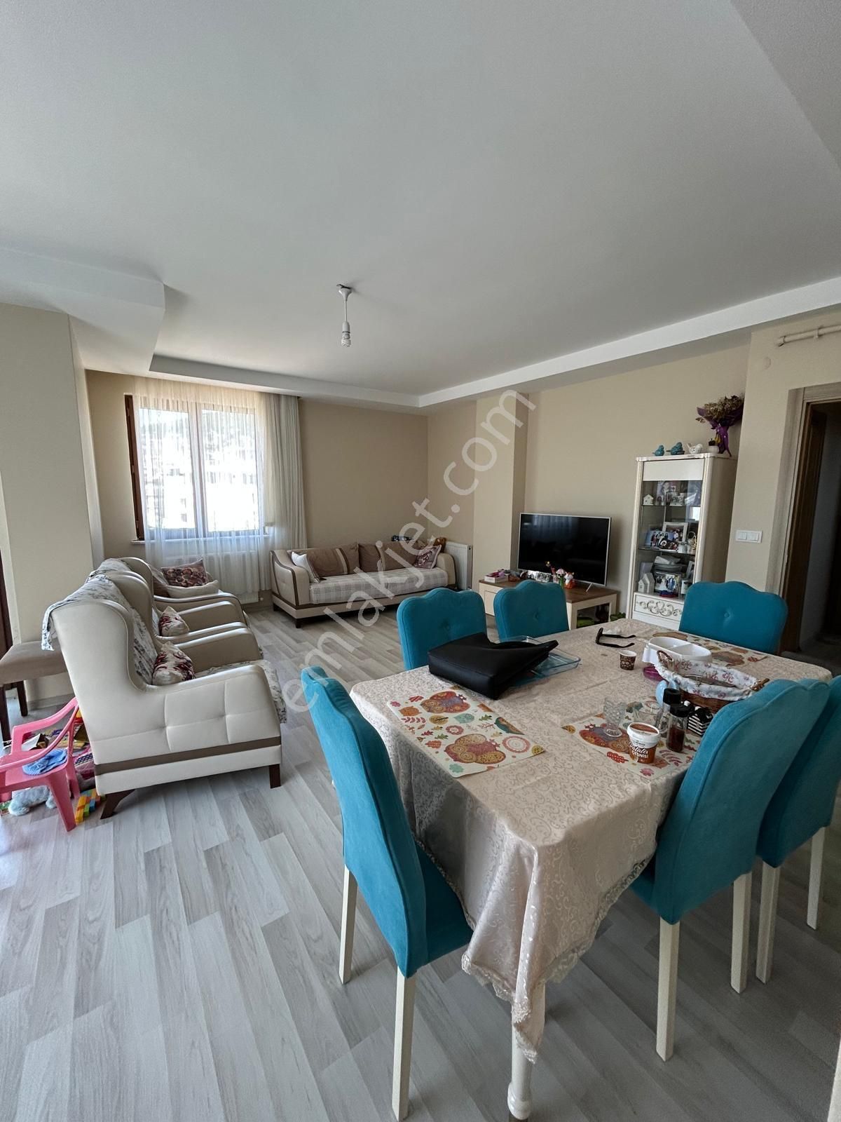 Mertcan Dan Adnan Kahveci Metroya Yürüme 2,5+1 Amerikan Mutfaklı Arakat