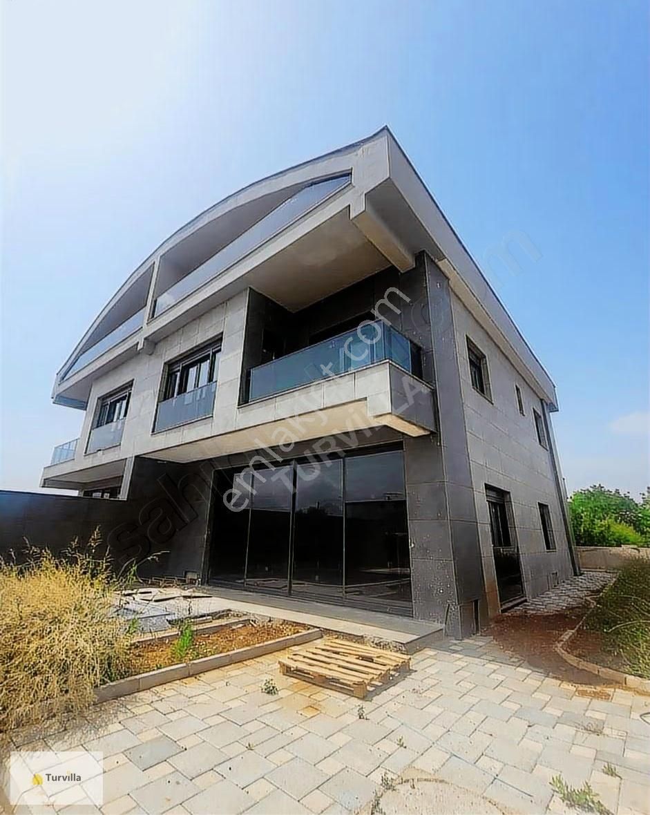 Turvilla Dan Döşemealtı Bahçeyaka Da Satılık Tripleks Villa