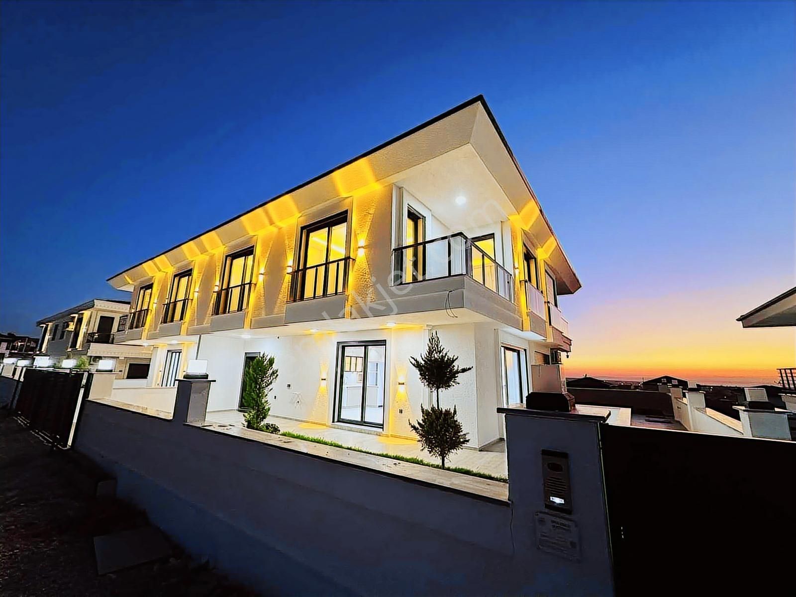 Didim'de Ön Cephe 3+1 Geniş Bahçeli Sıfır Satılık Villa - Görsel 16