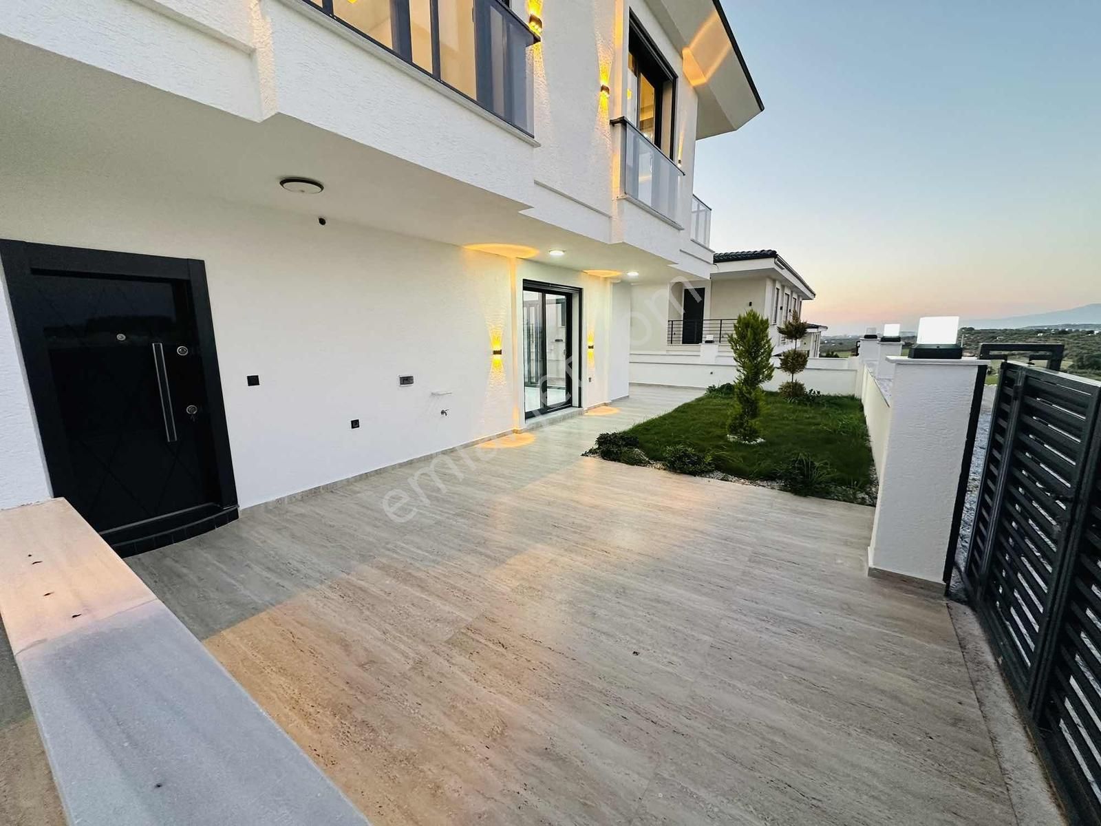 Didim'de Ön Cephe 3+1 Geniş Bahçeli Sıfır Satılık Villa - Görsel 3