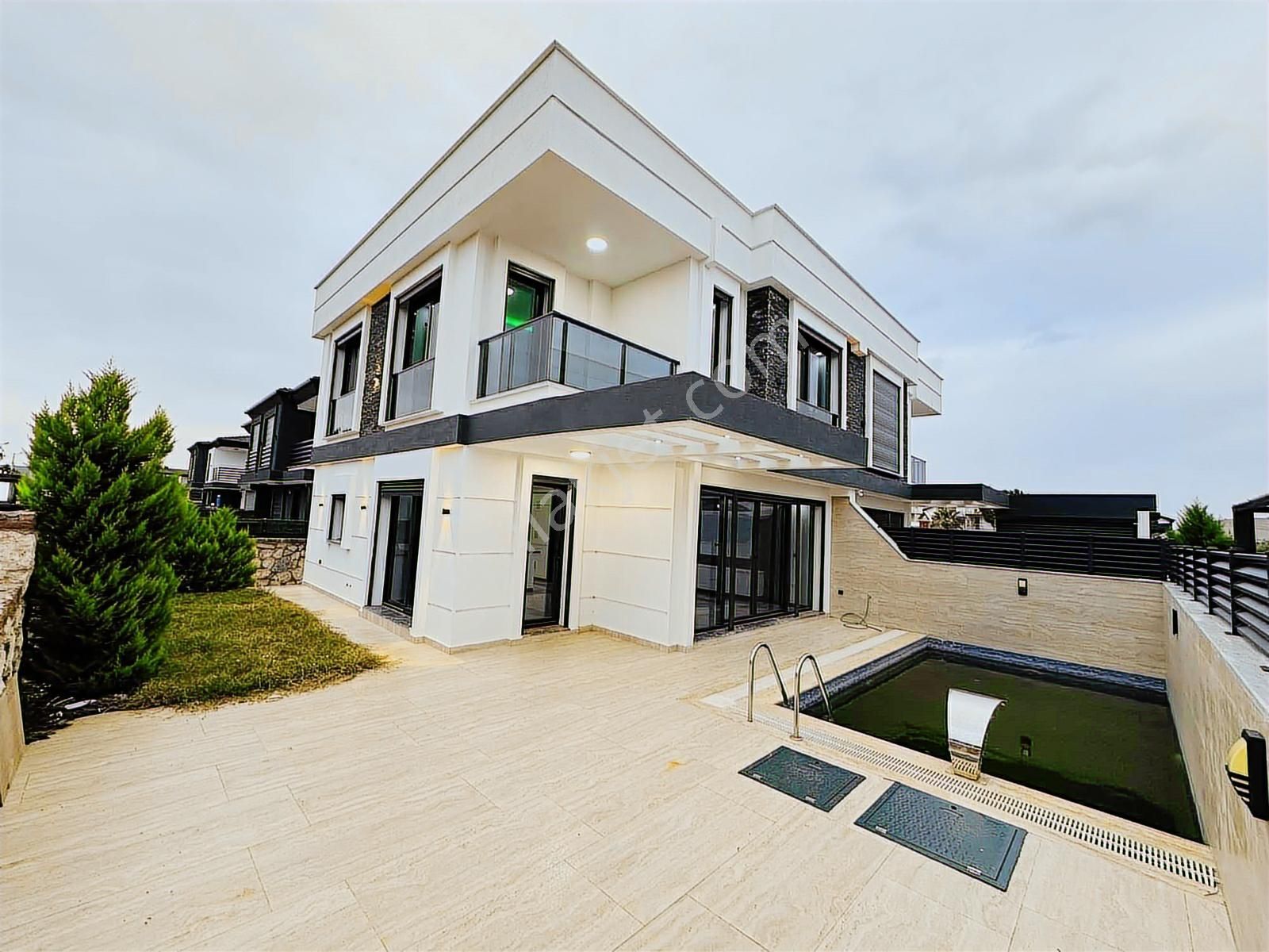 Altınkum Mahallesinde 3+1 Müstakil Havuzlu Otoparklı Sıfır Villa - Görsel 13