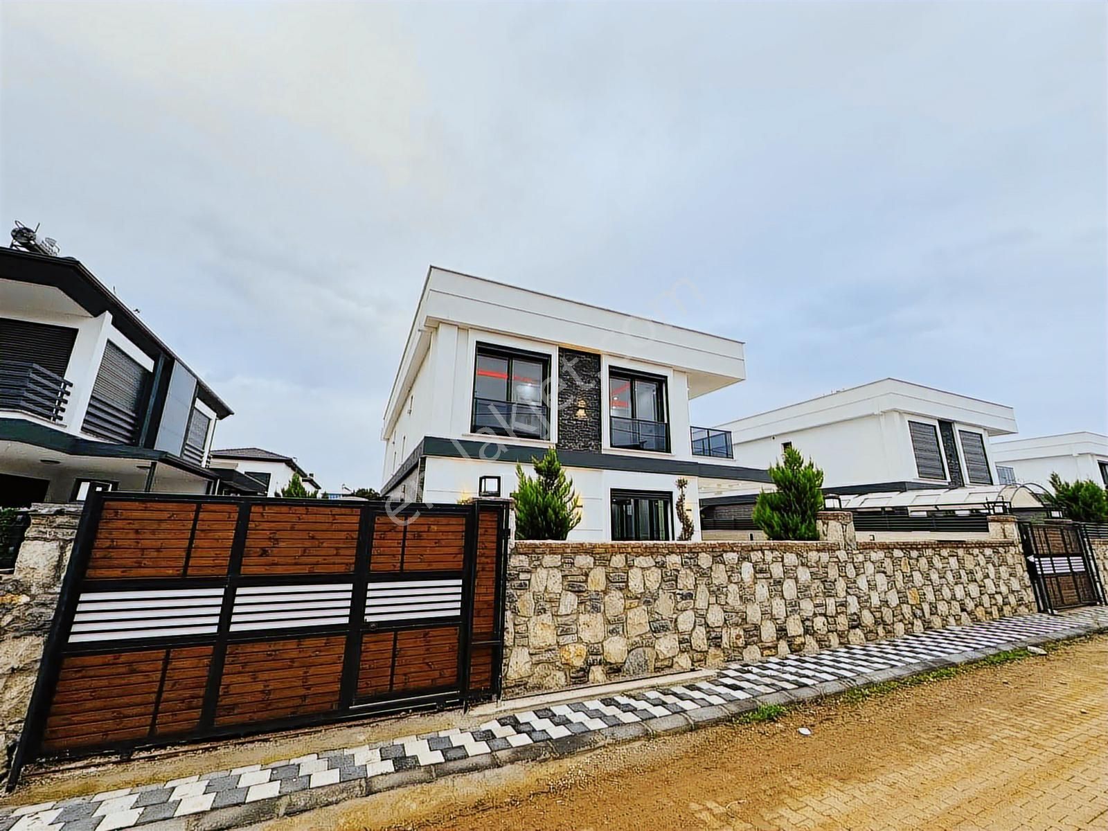 Altınkum Mahallesinde 3+1 Müstakil Havuzlu Otoparklı Sıfır Villa