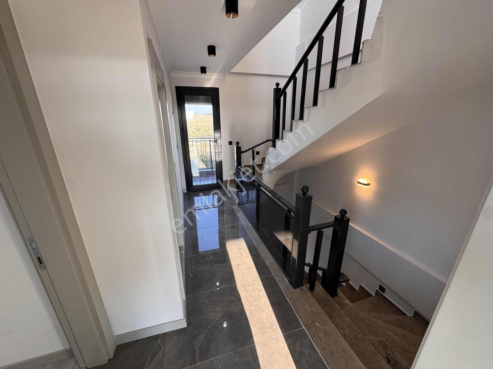 Uygun Fiyata Satılık Hamamlı Saunalı Fırsat Villa - Görsel 4